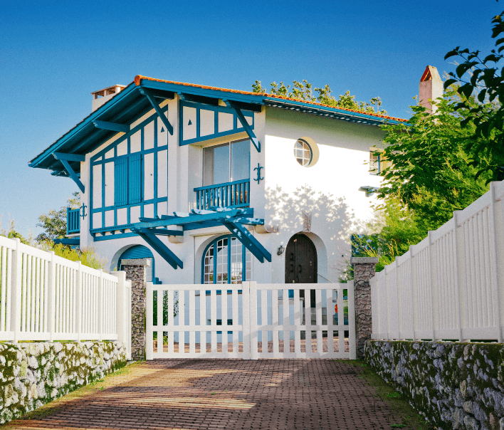Maison bleue avec portail blanc Alu Préférence